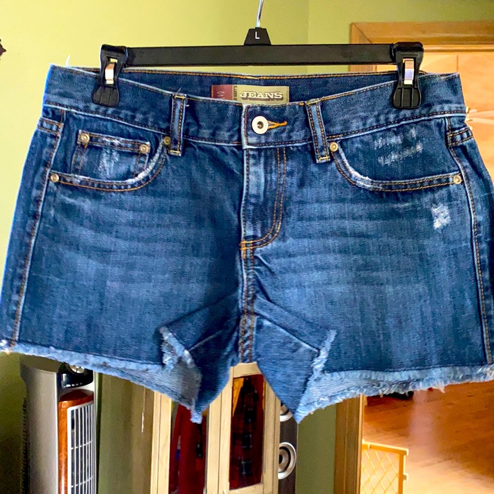 Levi short length cut off shorts. Size 6.